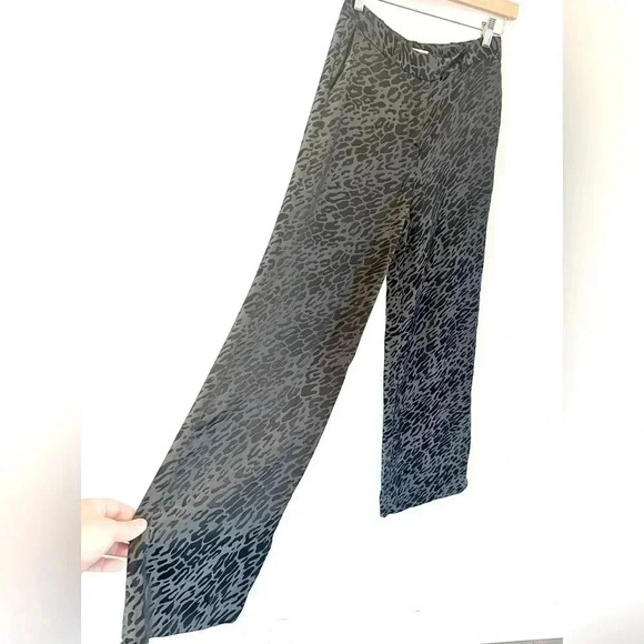 Equipment Femme Arwen Silk Wide Leg Gray Leopard PrintTrousers Size 2 - Picture 3 of 11
